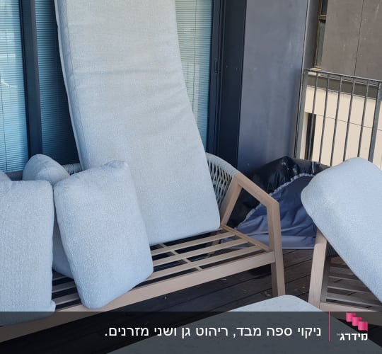 כריות וספות במרפסת, ללא אנשים או טקסט.